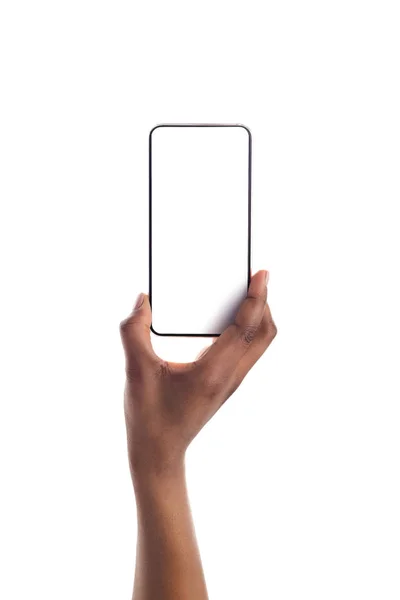 Смартфон с чистым экраном в черной женской руке — стоковое фото