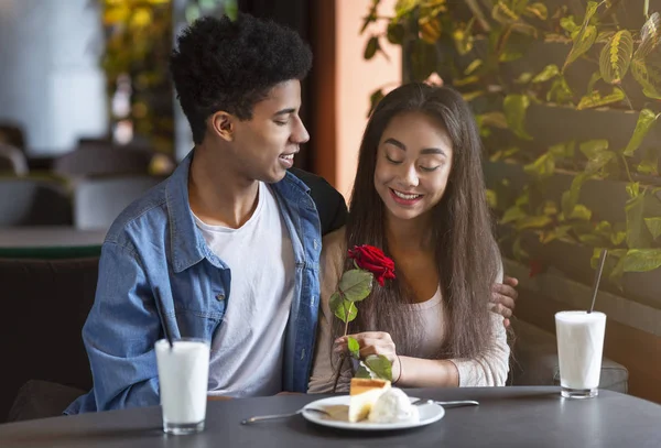 Africain adolescent gars impressionnant sa petite amie avec rose — Photo