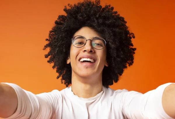 Genç siyah adam kamera tutan ve selfie yapma — Stok fotoğraf