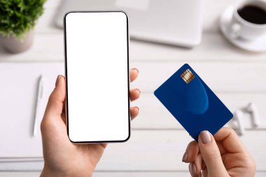 Boş ekran lı ve kredi kartı ile kadın el tutma telefonu