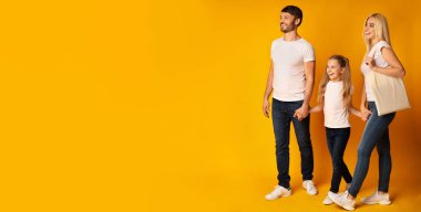 Neşeli ebeveynler ve kızı bir yere gidiyor el ele tutuşuyor, stüdyo, panorama