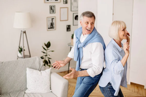 Eğlenceli olgun çift evde aktif dans dans — Stok fotoğraf