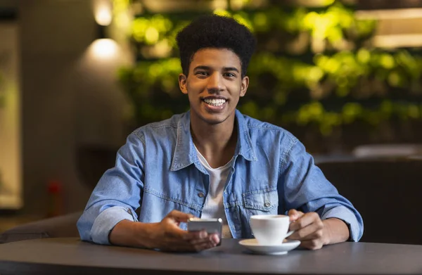 Allegro ragazzo adolescente nero che beve caffè in mensa — Foto Stock