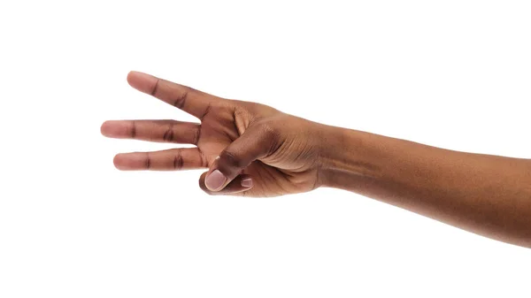 Mano nera femminile che mostra tre dita, contando su sfondo bianco — Foto Stock
