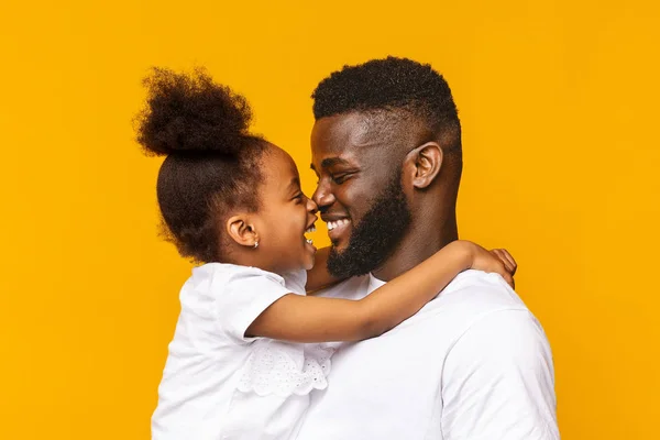 Afrikaanse papa en zijn kleine dochter die neuzen aanraakt — Stockfoto