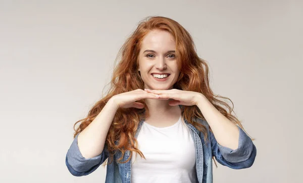 Portrait of happy redhead girl leaning chin on her palms — Stock Photo, Image