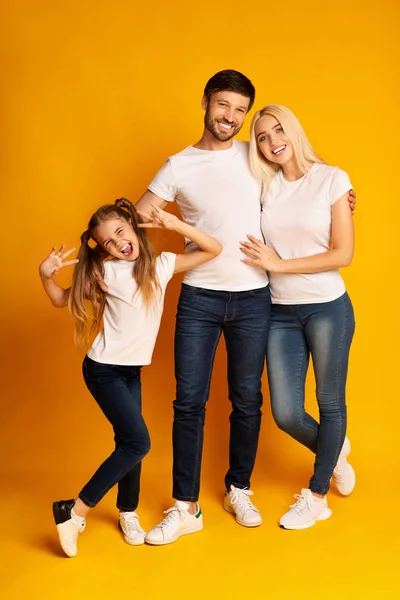 Família alegre posando se divertindo no estúdio, comprimento total — Fotografia de Stock