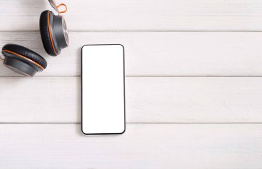 Boş ekranlı ve modern kulaklıklı akıllı telefonun kapatılması