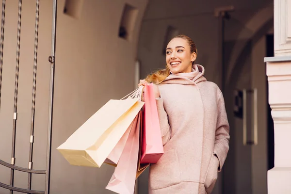 Shopaholic kvinna med shoppingväskor, promenader i staden — Stockfoto