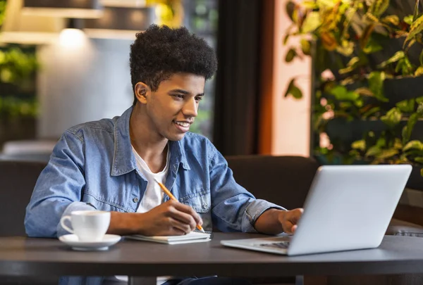 Jovem blogueiro adolescente fazendo anotações para nova publicação no café — Fotografia de Stock