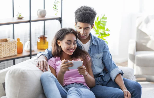 Пара подростков смотрят видео онлайн на смартфоне — стоковое фото