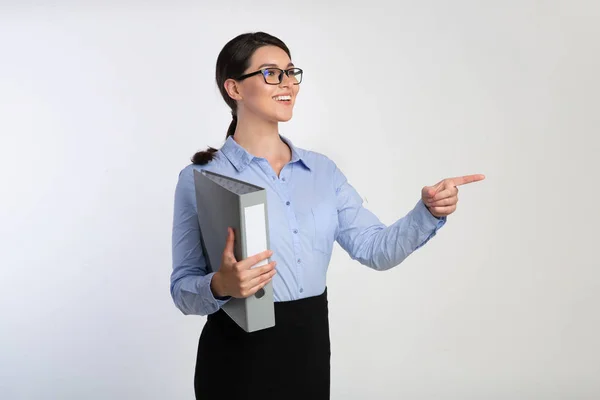 Kariera dziewczyna wskazując palec bok Holding folder na białe tło — Zdjęcie stockowe