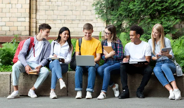 Adolescentes felices preparándose para los exámenes en el campus universitario —  Fotos de Stock