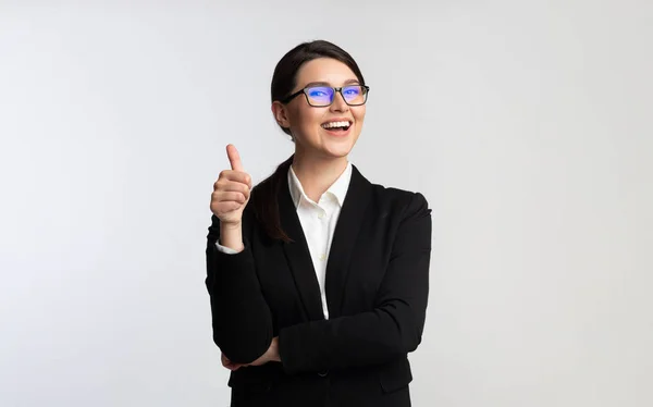 Gelukkig Business meisje Gesturing duimen-up op witte achtergrond — Stockfoto