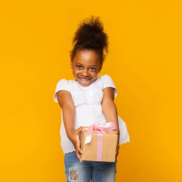 Portrait of shy little african girl with gift box — Stock Photo, Image