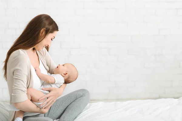 Young mother enjoying to spend time with her newborn son — Stock Photo, Image