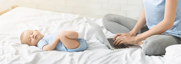 Baby fell asleep while his mother browsed media on laptop — Stock Photo, Image