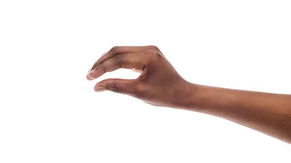 Mano femenina negra midiendo pequeño elemento invisible — Foto de Stock