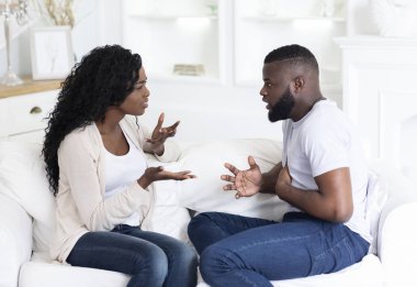 Afro-Amerikan Çift Kavga, Gesticulating ve Birbirlerine Bağırarak