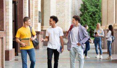 Sınıflara giden öğrenciler, açık havada mola