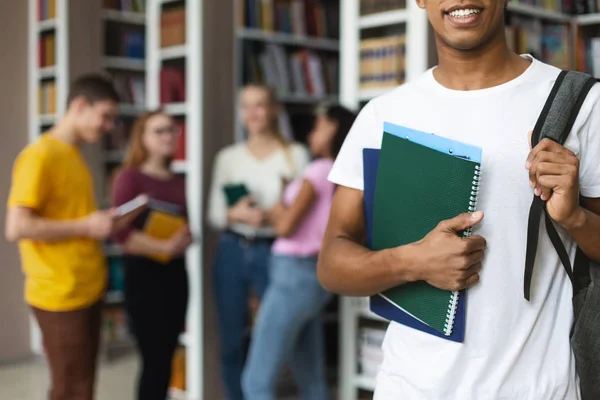Estudante afro-americano em pé na frente de colegas de classe — Fotografia de Stock