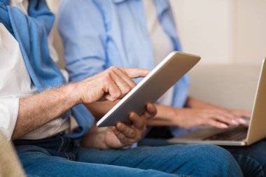 Modern büyükanne ve büyükbaba. Evde gadget'lar kullanarak kıdemli çift