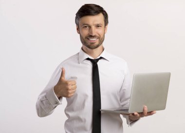 Gülümseyen Adam Holding Laptop Gesturing Thumbs-Up, Beyaz Arka Plan