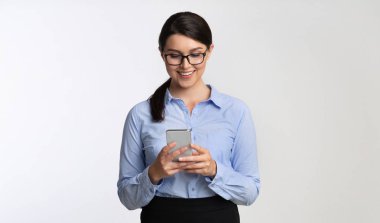 Mutlu İş kadını Beyaz Stüdyo Arka Plan Akıllı Telefon Kullanma