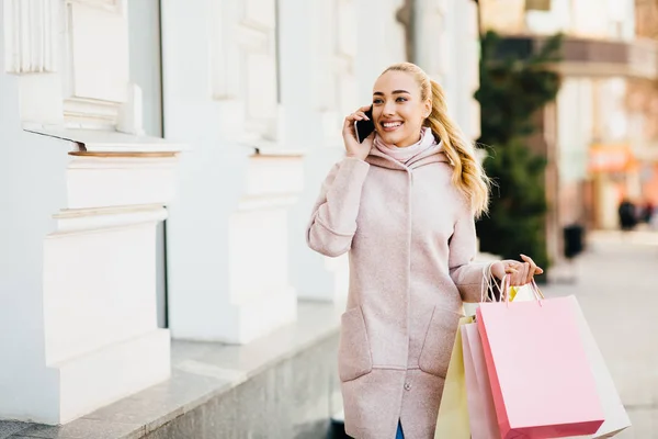 Jonge vrouw genieten van lopen na het winkelen in het centrum — Stockfoto