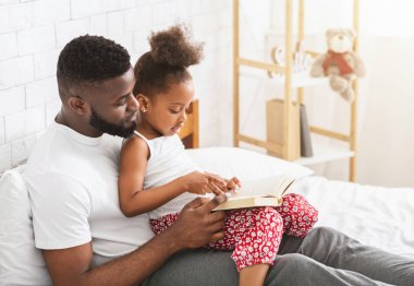 Afro-Amerikan baba nasıl okumayı küçük kızı öğretim