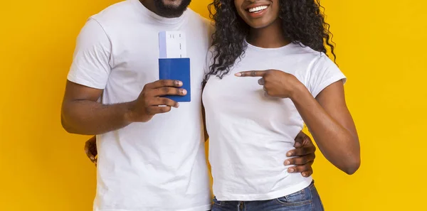 Обрезанное изображение африканской пары с паспортом и билетами — стоковое фото
