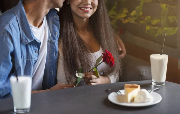 Doux rendez-vous romantique au café, adolescents amoureux — Photo