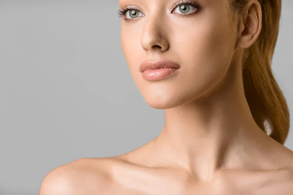 Hermosa mujer con maquillaje natural y piel limpia — Foto de Stock