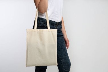 Tanınmayan Kız Holding Eco Bag Stüdyoda Ayakta, Kırpılmış