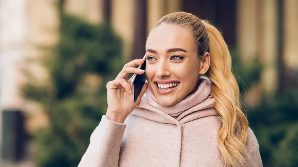 Mujer milenaria hablando por teléfono al aire libre, esperando a su amigo — Foto de Stock