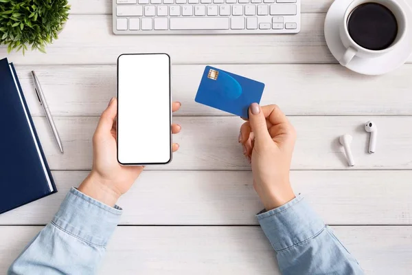 Mulher usando smartphone e cartão de crédito para compras online — Fotografia de Stock