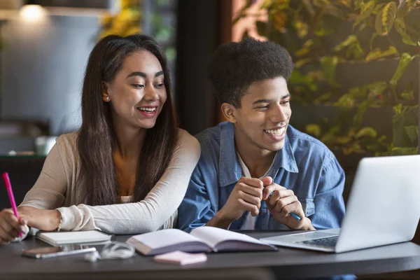 Adolescente casal de estudantes gostando de estudar no café — Fotografia de Stock