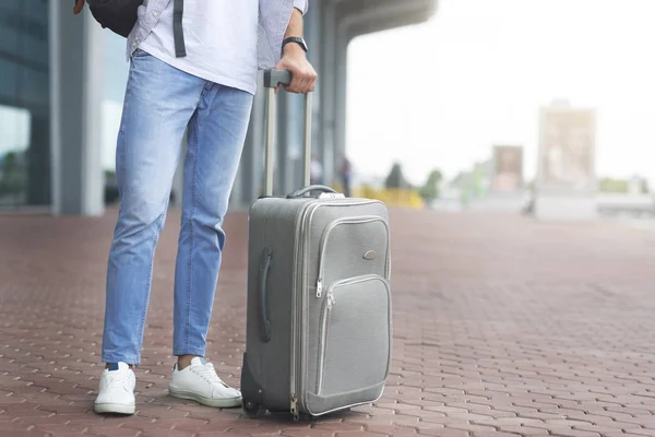 Millennial hombre de pie con el equipaje en el aeropuerto exterior — Foto de Stock