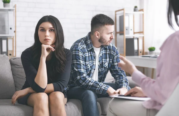 Grumpy par på äktenskaplig terapeut i Office, ledigt utrymme — Stockfoto