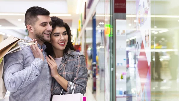 Pareja mirando el escaparate, comprando juntos —  Fotos de Stock