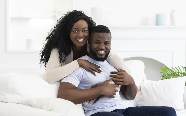 Feliz afroamericano pareja sonriendo y posando a cámara —  Fotos de Stock