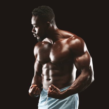 Yakışıklı afrika fittness modeli karın gösteren