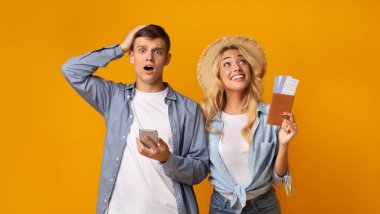 Uçuş iptal edildi. Umutsuz yüz ifadesi ile akıllı telefon tutan sinirli adam