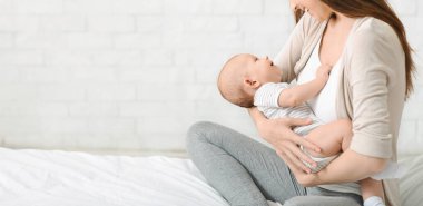 Anne hemşirelik yenidoğan bebek, gülümseyen ve ninni şarkı