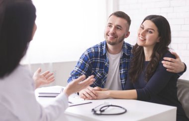 Sağlıklı çift klinikte doktor önerileri dinlerken