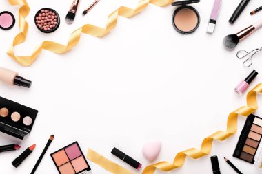 Kadın kozmetik ve altın parti kurdele ile Düz yatıyordu arka plan