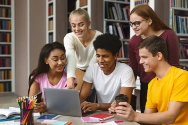 Uluslararası sınıf arkadaşları ndan oluşan grup yeni projeyi kontrol ediyor