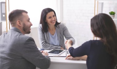 Pozitif sigorta komisyoncusu genç çift ile el sıkışma