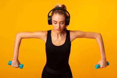 Motive Kız Studio Dumbbells ile Çalışma