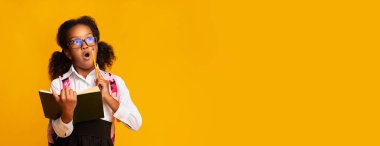 Şok İlköğretim Öğrencisi Kız Tutan Okul Kitabı Ve Kalem, Studio Shot